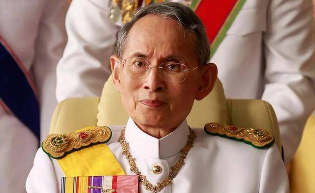 泰国国王右眼失明图片