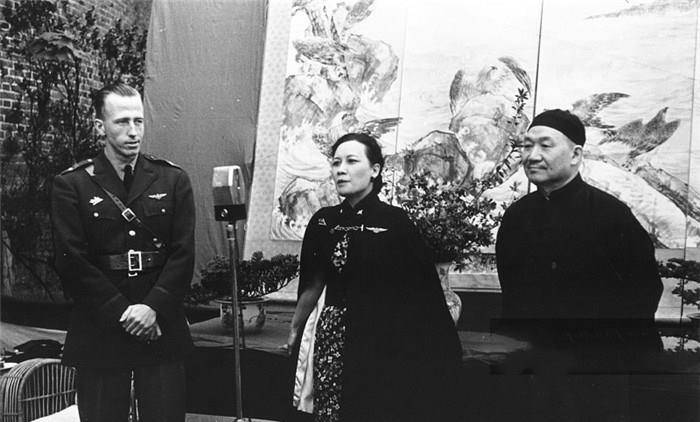 使用"特别通行证"被拒,海关要求她拿出护照_台湾_孔令伟_权力