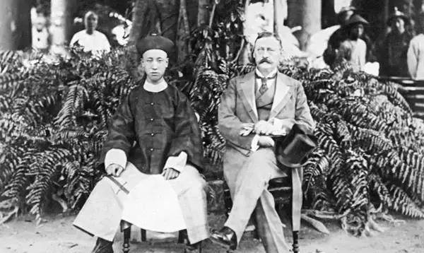 这是两岁的溥仪,生于1906年.父亲载沣是光绪帝同父异母的兄弟.