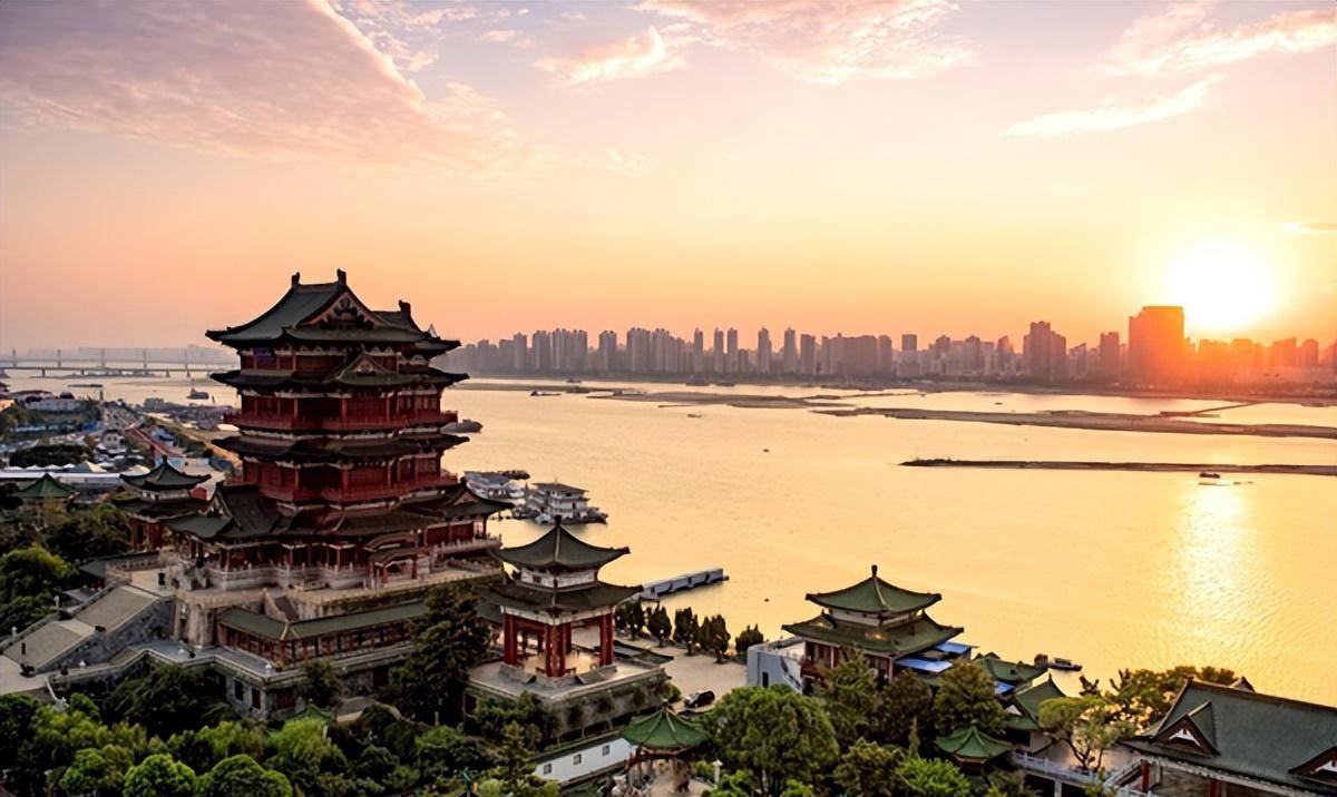 一顿饭,用一首诗和一篇文章,让一座楼火了千年_王勃_滕王阁_王福畴