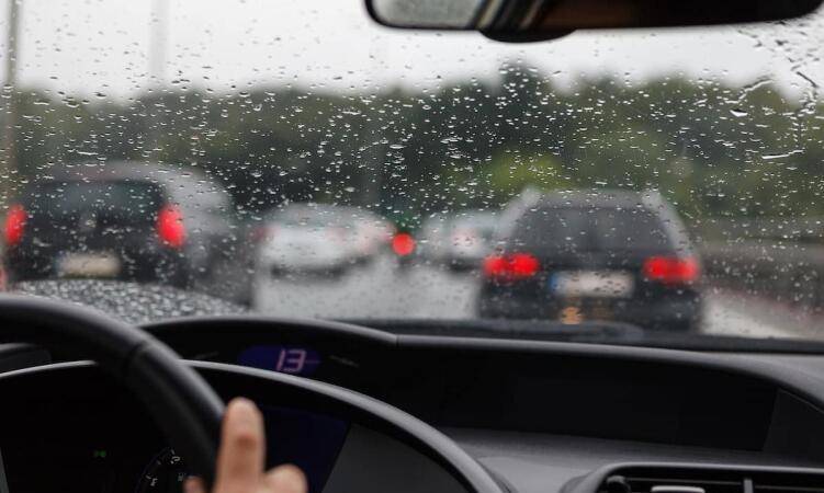 车内看外面下雨图片图片