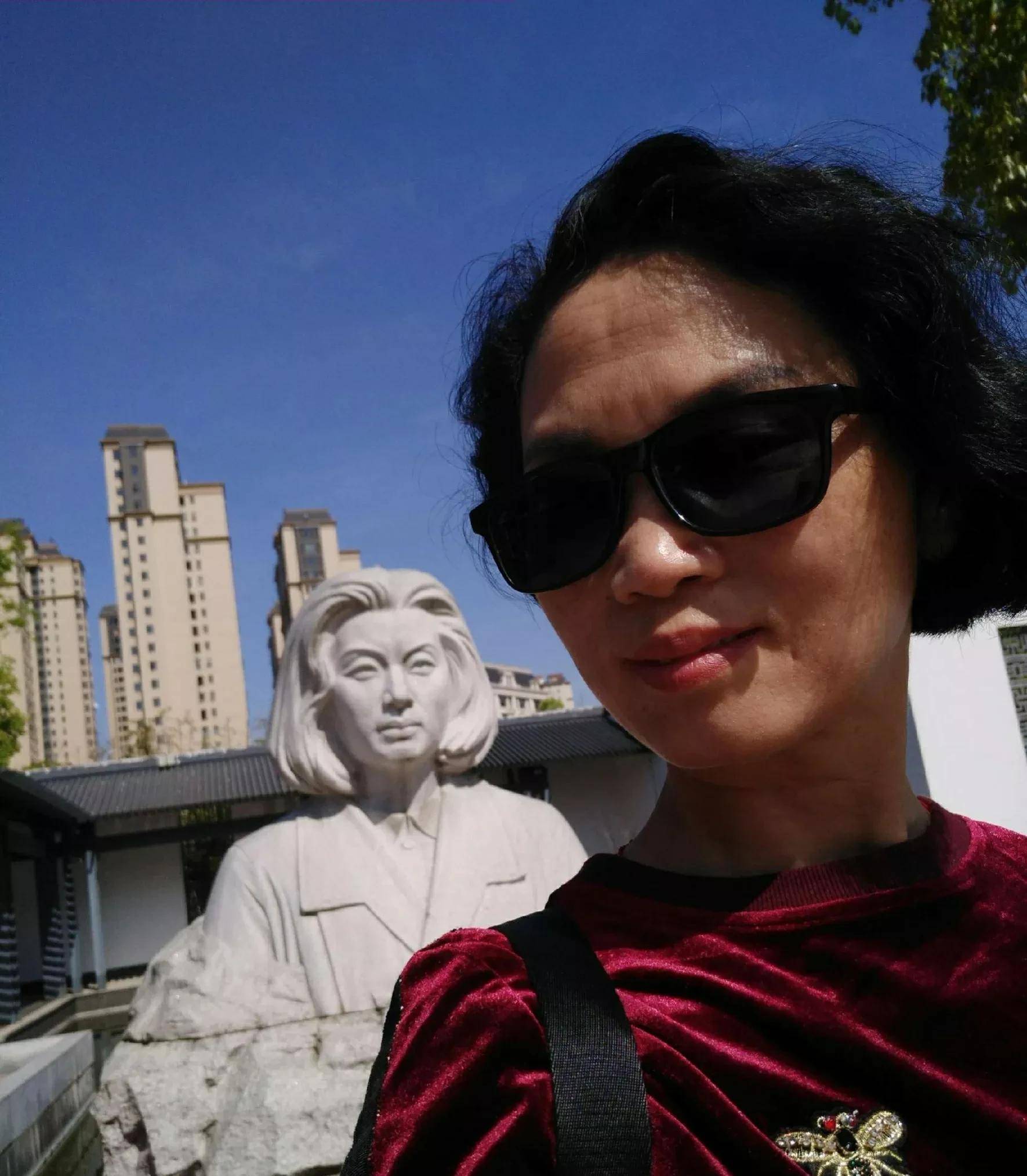 3婚2孩,1女2夫,第3任小13岁陪伴44年:连电影都不敢这样演?