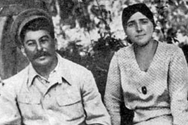 斯大林的婚姻与家庭:两任妻子都死于非命,三个子女也都客死异乡