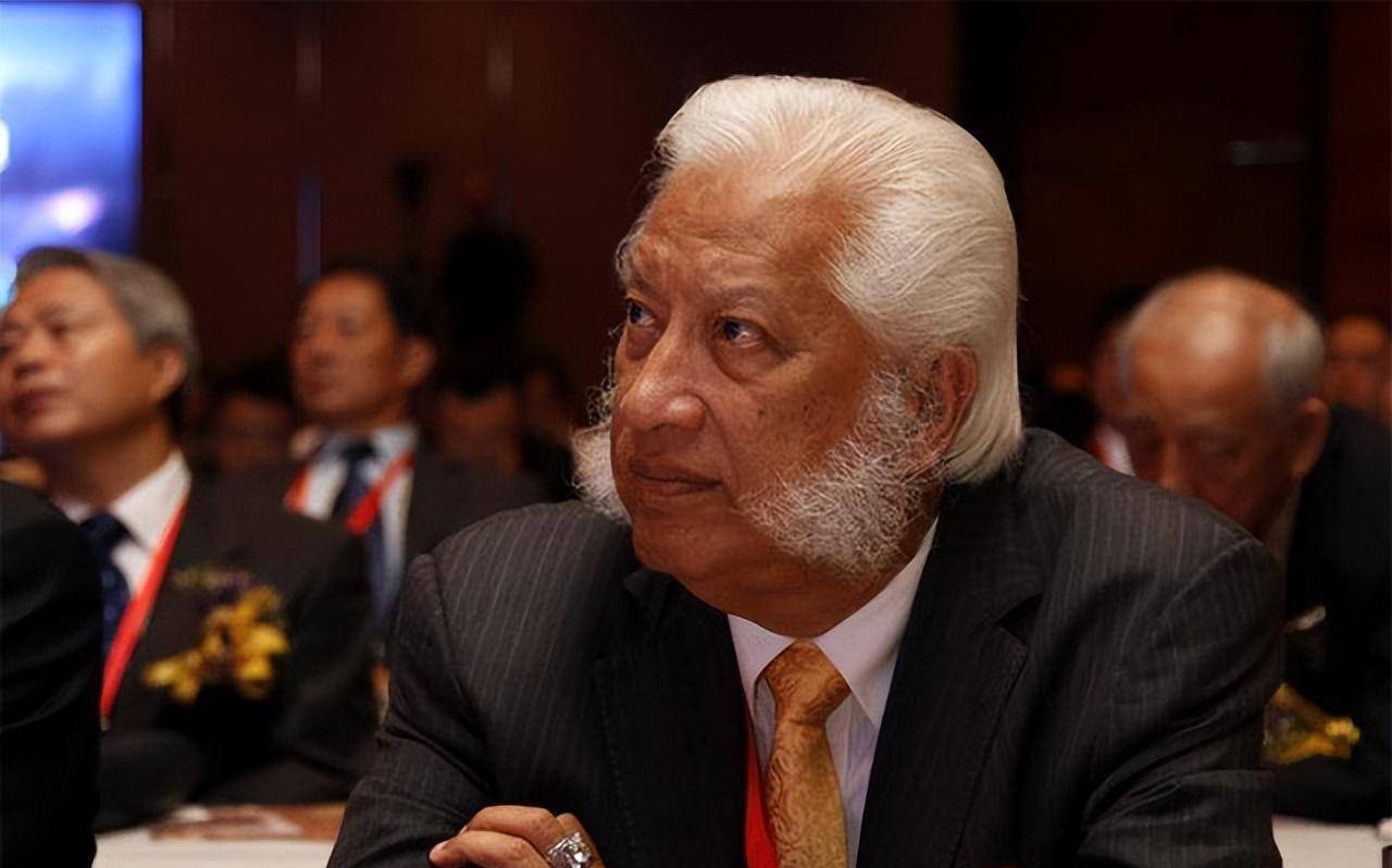 熊德龙:没有半滴中国血,却在中国捐款上亿,还在美国升中国国旗