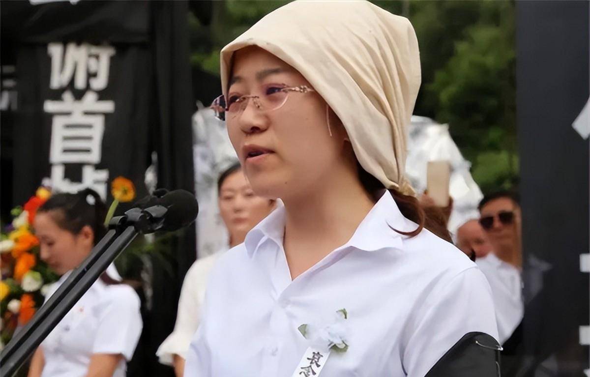 2018年李芳老师追悼会,学生家长灵车前痛哭:李老师愿您一路平安