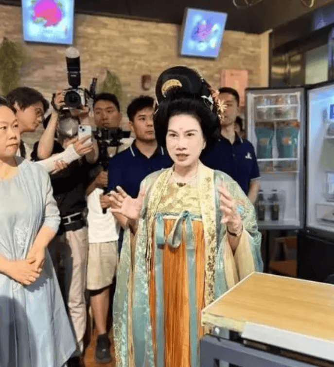 玩cosplay的格力电器董事长董明你见过吗