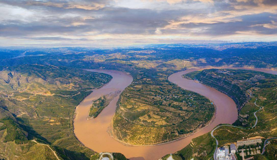 一名"寻宝人"惊呼一声,他发现有一条通体金黄的,足有成年人大半条胳膊