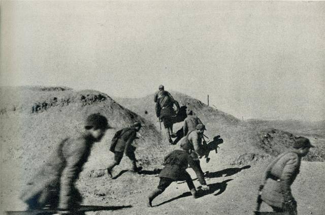 6个月后,老百姓气还没透得过来,日军二次来犯,新四军撤出盐城,在农村