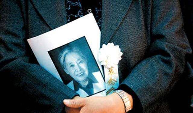 王光美葬礼,儿子刘源手捧遗像敬军礼,2位特殊人物在场失声痛哭