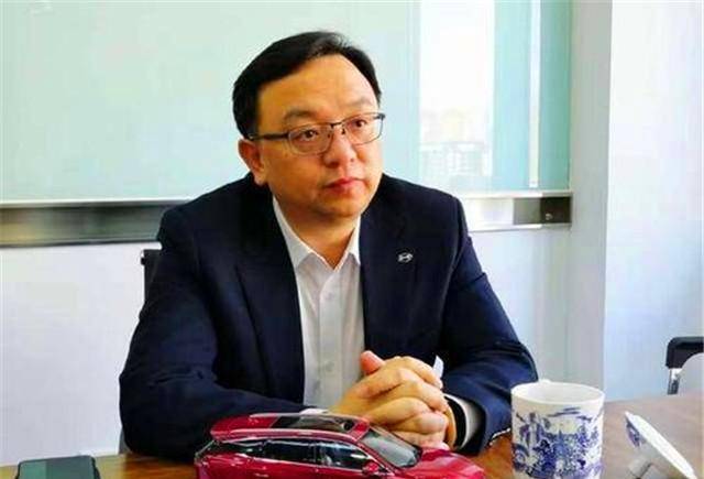 13岁丧父15岁丧母,哥哥嫂子借钱供其读书,最后成为中国首富