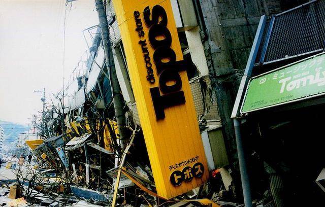 死伤5万人,损失千亿美元,1995年日本阪神大地震有多惨?