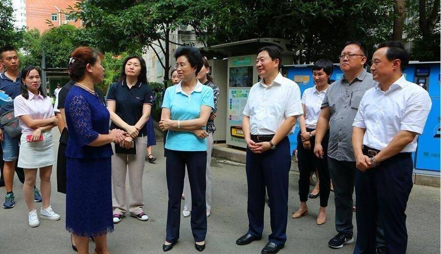 她被称为青海高原的女儿,是我国第二位女省长,如今66岁仍在岗位