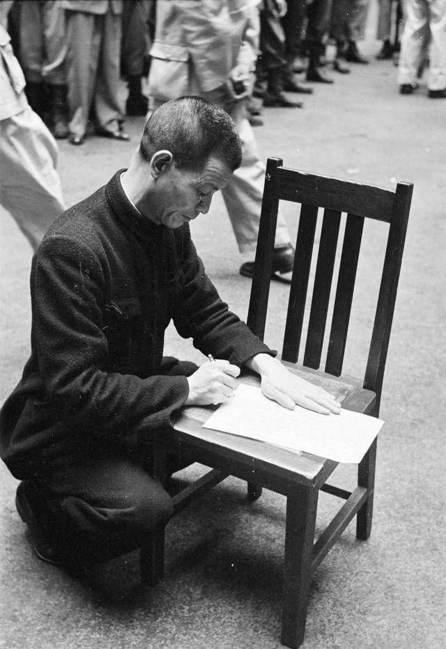 1949年民国老照片,上海解放前枪决地下党,谁知道他们姓名?