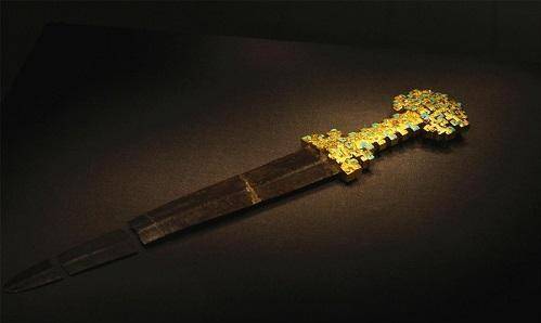 古墓出土一把纯金宝剑,重6公斤,专家却说:旁边的废铁价值更高