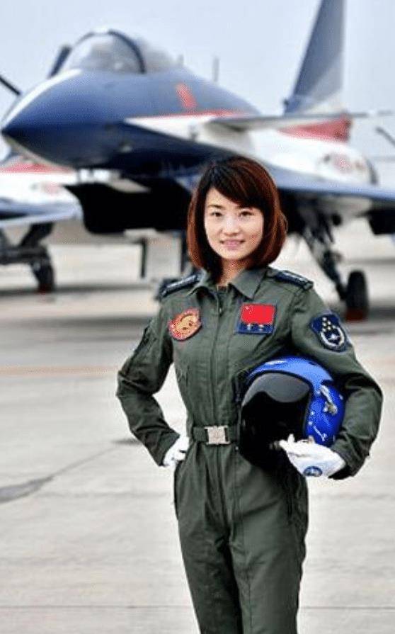她是中国首位歼10女飞行员,年仅30岁牺牲,葬礼上36万人自发送别