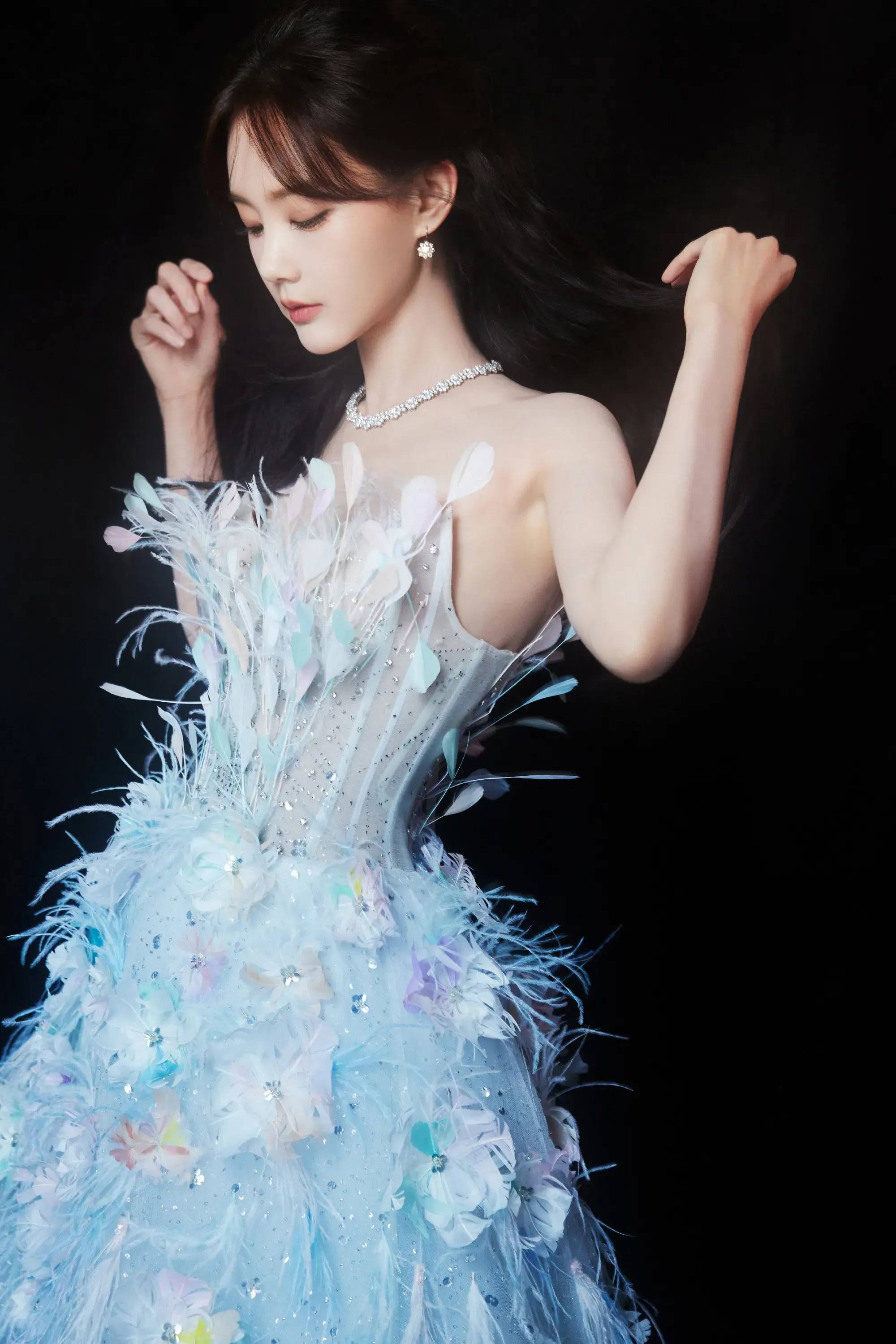 李一桐华丽蓝色羽毛裙,绝美梦幻,清新仙气飘飘_裙子_裙摆_气息