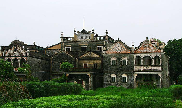 加拿大村:村民花光积蓄修豪宅,没过多久侨居海外,如今已成荒村