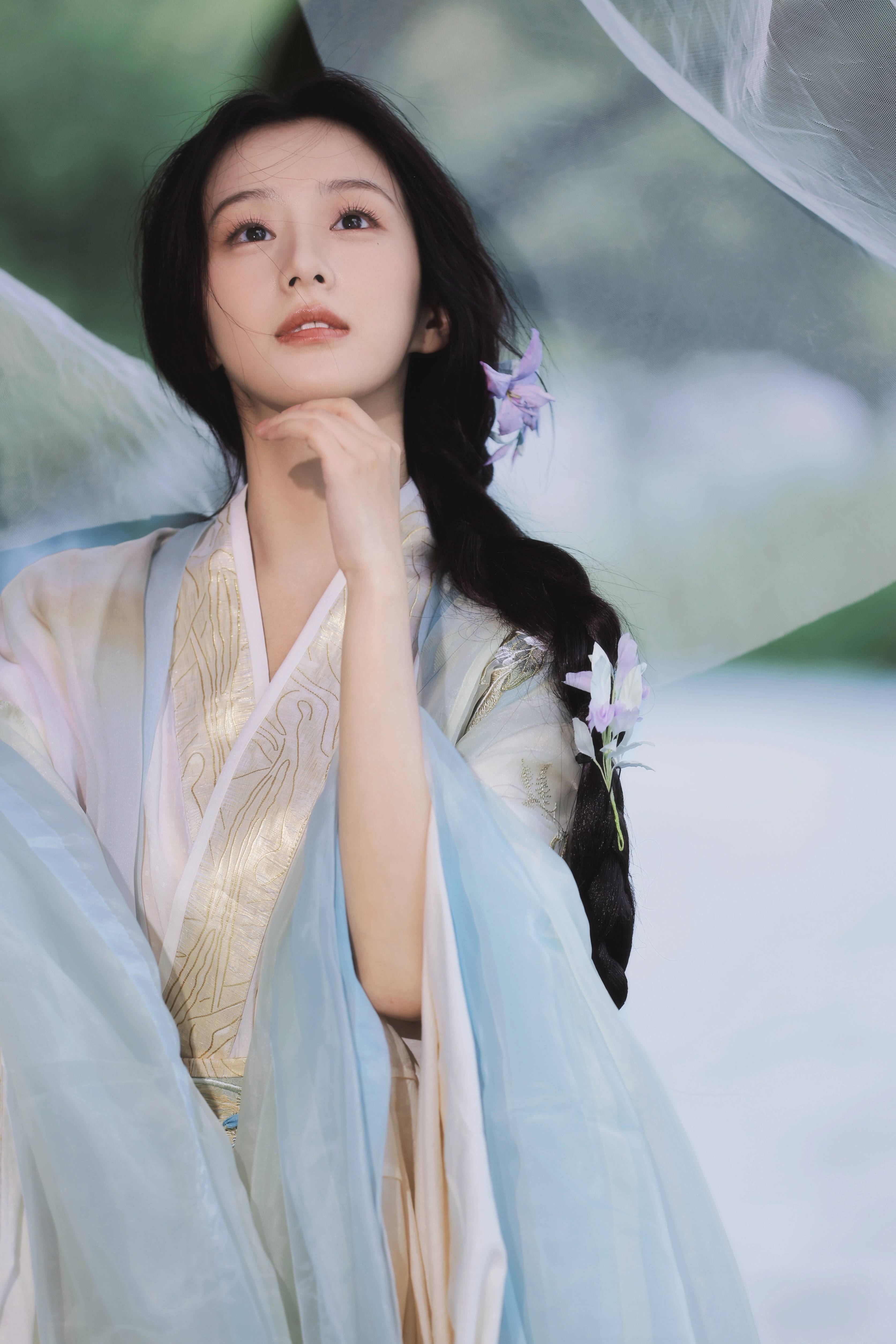 包上恩穿古风襦裙温婉秀美 撑伞回眸宛如林中仙子-搜狐大视野-搜狐新闻