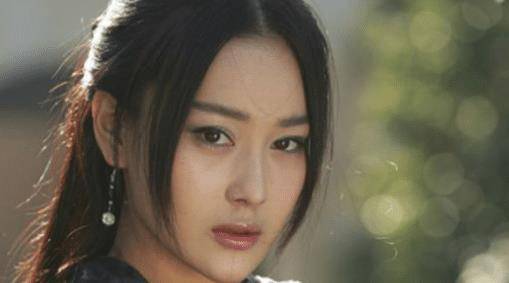 她是金庸笔下最放荡的女人,拥有四个情夫,其中一个是男主的父亲