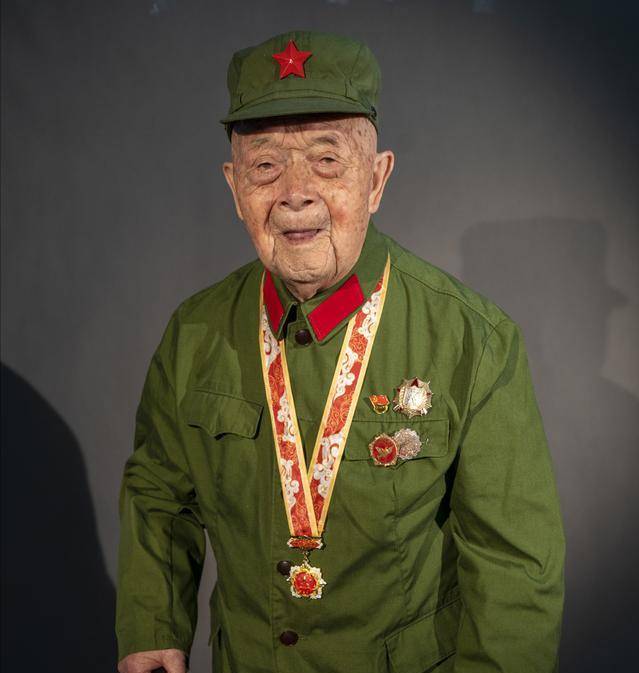 儿子蒋明辉听到的时候,被"2400"这个数字几乎砸晕了:他自己工作三年