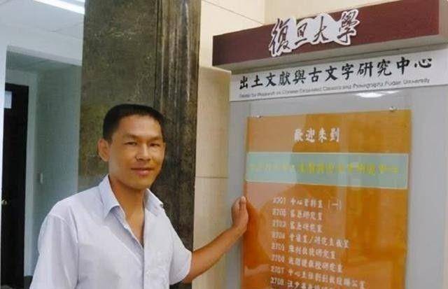 在安顺学院,蔡伟被安排在学校图书馆的古籍特藏部,编写馆藏古籍书志.