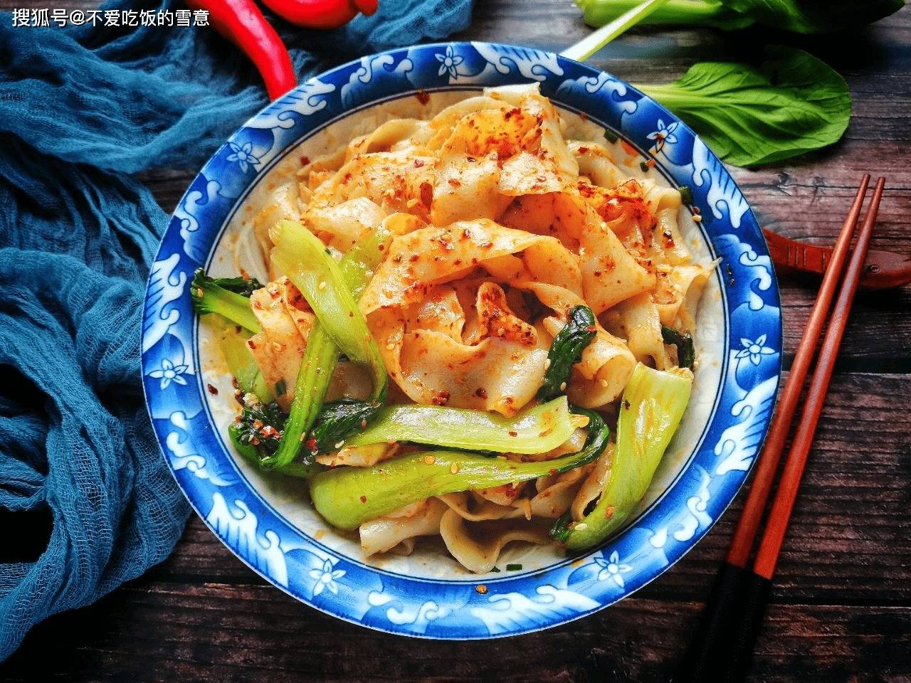 《油泼面:北方面食的醇香传奇》