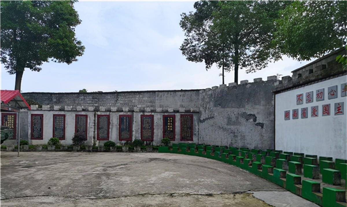 于是,山下的战士们在连长的安排之下,直接丢下背包,用最短的时间飞奔