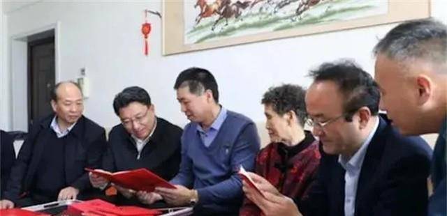 "卫国戍边英雄团长"和2位哥哥全家福合影,老祁家出了2位军官