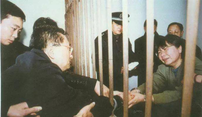 他与妻子章亚非在沈阳都喜欢打麻将,而且在牌桌上输赢很大,可麻将桌上