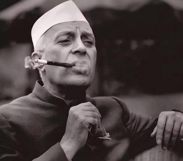 在尼赫鲁去世后,其女英迪拉·甘地,继续推行"前进政策",印度军方中的