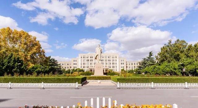 据张女士介绍,父亲张连生和母亲孙懿馨是在大连工学院(大连理工大学)