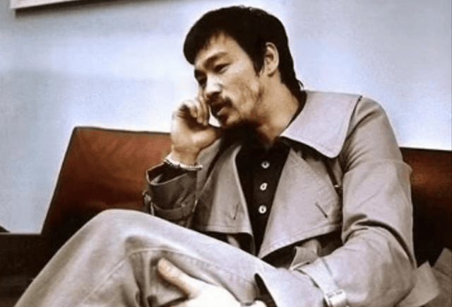 原创9张李小龙罕见肌肉照,体脂含量仅3%,背部圣诞树吓坏外国人!