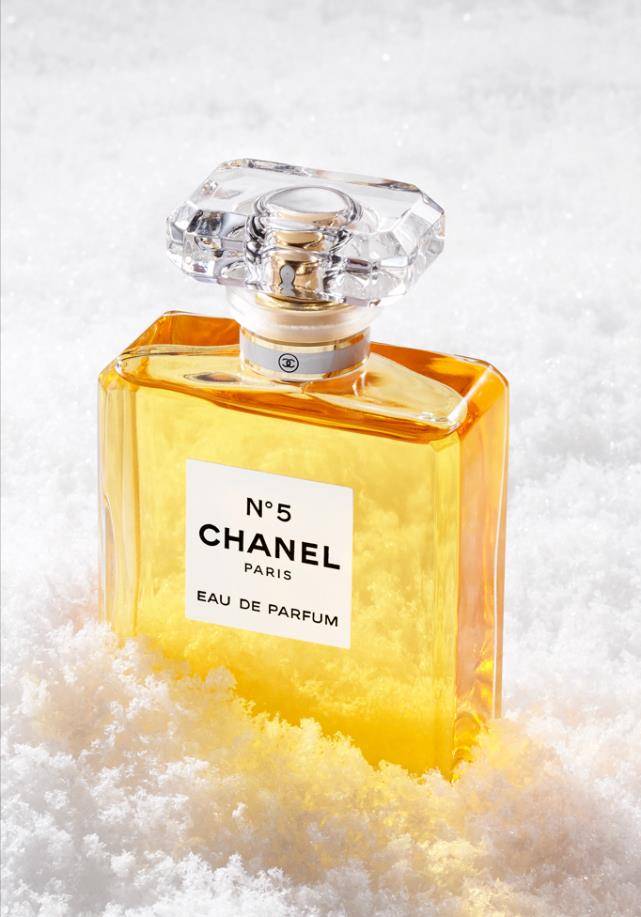 法国贵妇们喜爱的香奈儿五号香水,lv手袋,cd口红等等行头,唐瑛应有尽