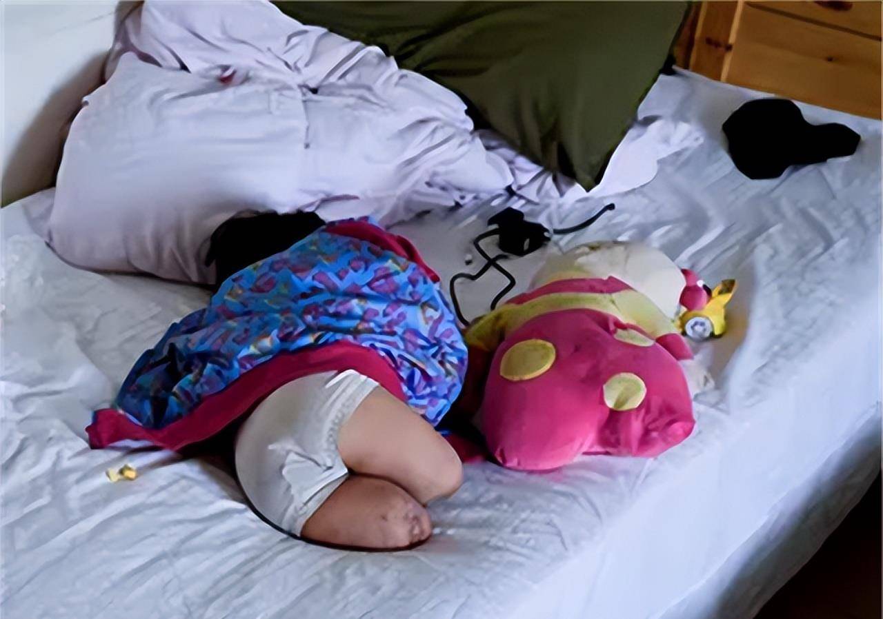 2岁女孩只剩上半身,老婆离婚女儿残疾,单亲爸爸痛哭_何龙_琪琪_父亲
