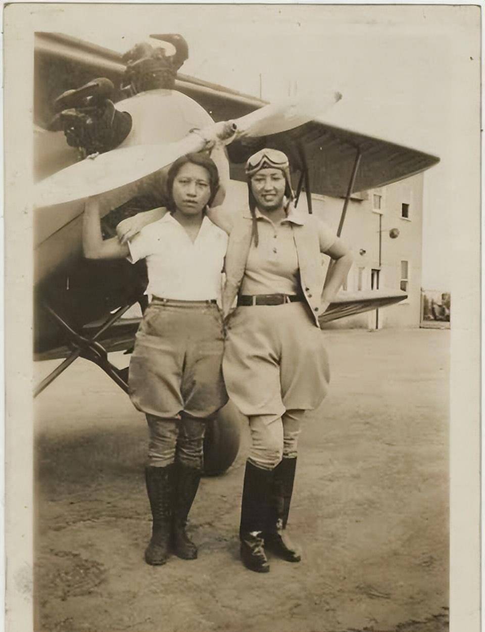 她是美军首位华裔女飞行员,曾回国参战无门,32岁在美国牺牲