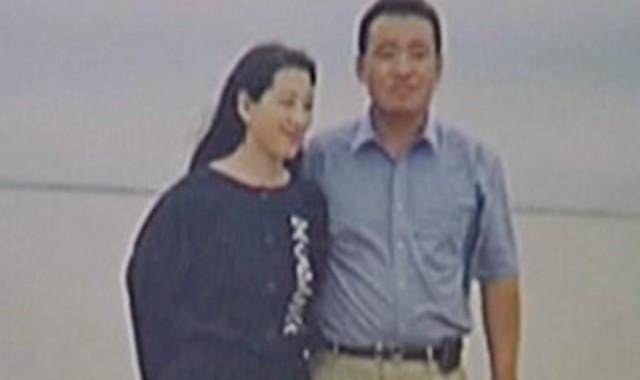 05年,人民英雄芮志江勇斗4歹徒牺牲,追悼会上儿子含泪向父敬礼