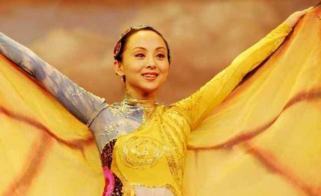 2005年《千手观音》爆红,聋哑领舞者被富商苦追8年,后来怎样了