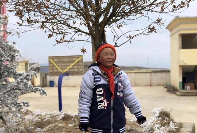 3年前,走9里山路上学的"冰花男孩",如今生活大变,立志当警察