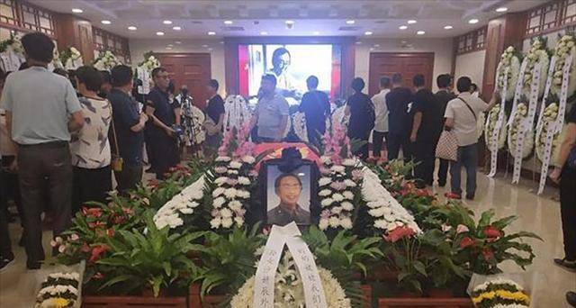 左太北追悼会:三代总理送挽联致哀,儿子沙峰等亲属含泪敬献花圈