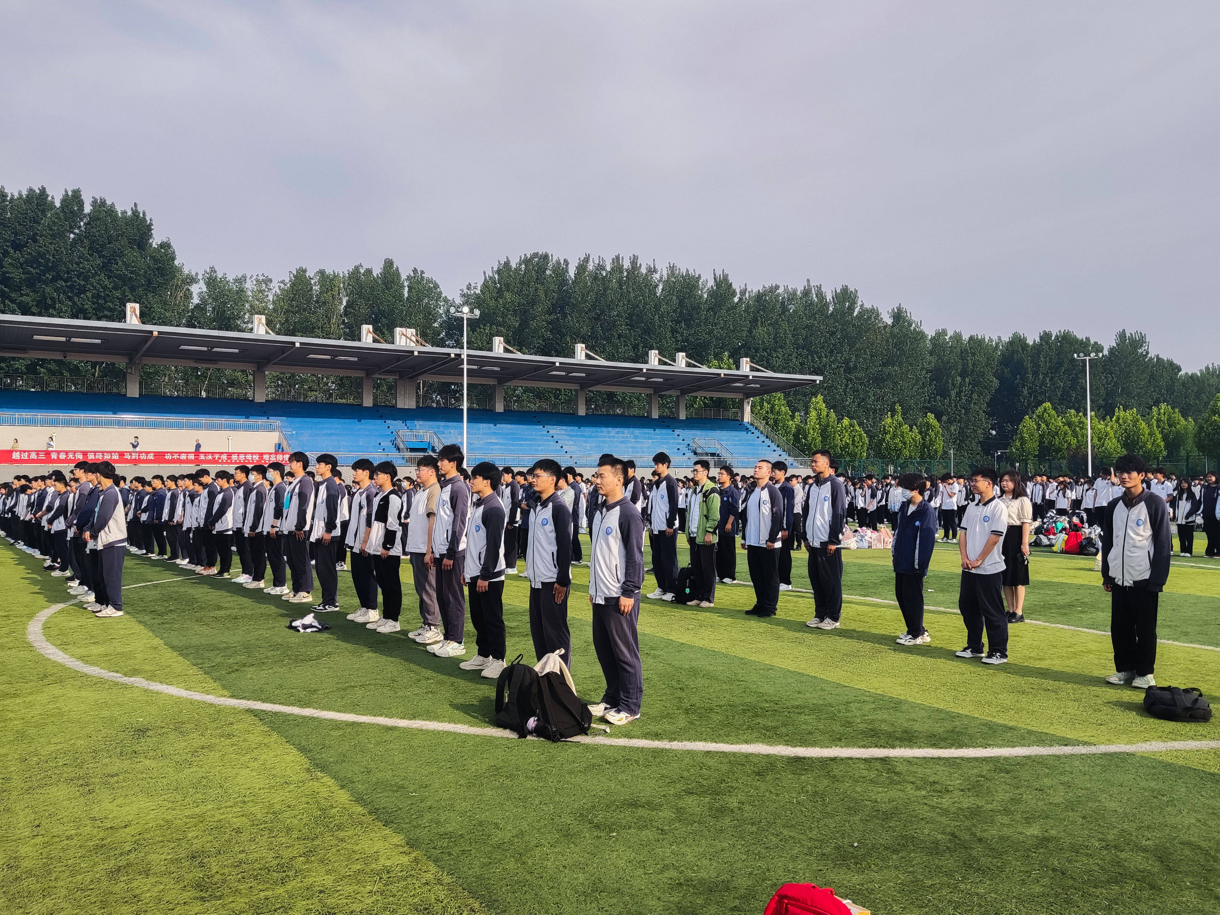 以饱满的热情迎接人生重要的挑战,5月27日早上,郑州市第十中学为毕业