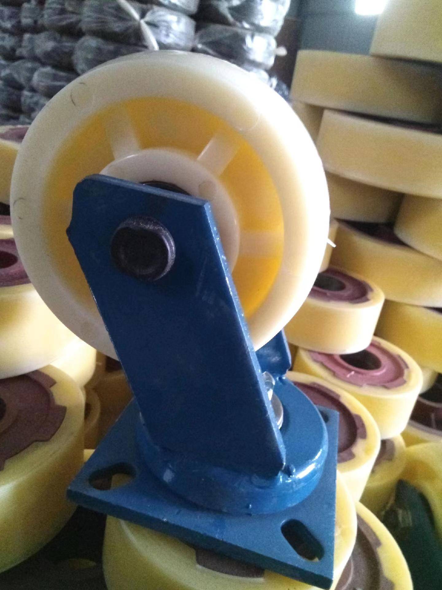 重型工业双轴承尼龙脚轮是一种什么材质的脚轮