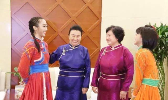 56年前的草原姐妹龙梅和玉荣,因保护羊群落下残疾,现状如何?
