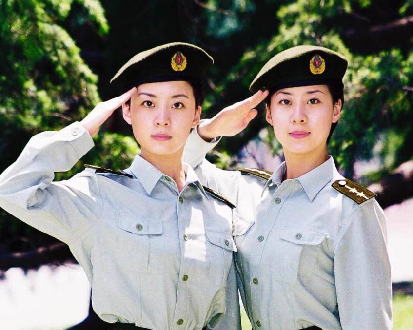 99年大阅兵仪式上,那对火遍全国的双胞胎姐妹,如今现状如何?