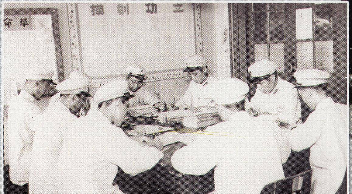 解放初的人民公安人民公安破案与旧警察不同,人民公安用人民战争的