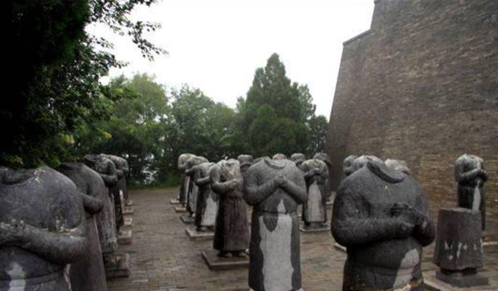 考古学者分析认为,可能是这些石像的石料里杂质比较多,遭受了风吹雨打