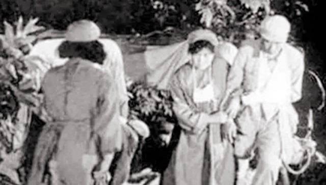 此人牺牲,全团官兵一起披麻戴孝,集体在遗像前下跪