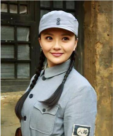 喜欢物质的宋魁玲不断地吹枕边风,吹嘘邢仁甫大权在握,怂恿他诺挪用