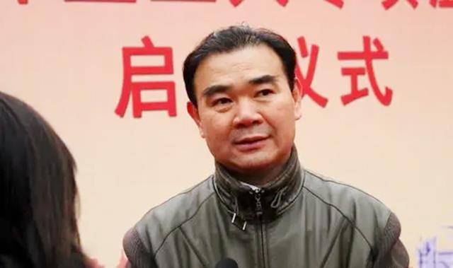 成为一名环卫工人,而是到胜利油田当采油工,后来又做了水质化验员