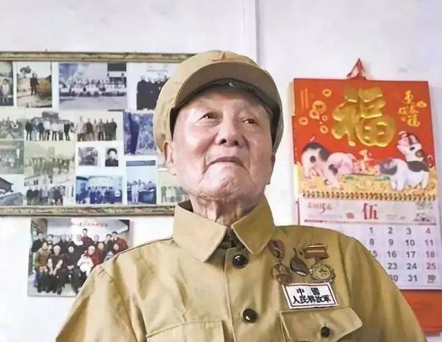 1949年,张富清在行军途中听到新中国成立喜讯,士气更加高涨