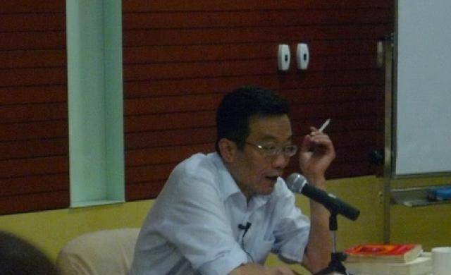 复旦教授王德峰:上课香烟一根接一根,学生和学校为何却不介意?